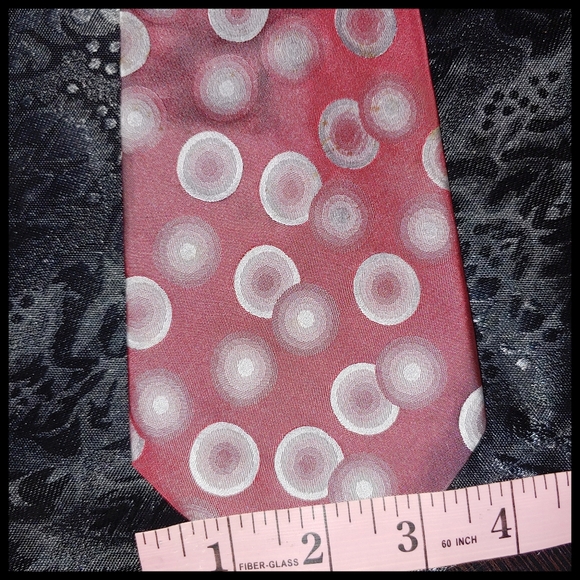 Dockers Cranberry Tie Concentric Circles - Picture 3 of 5